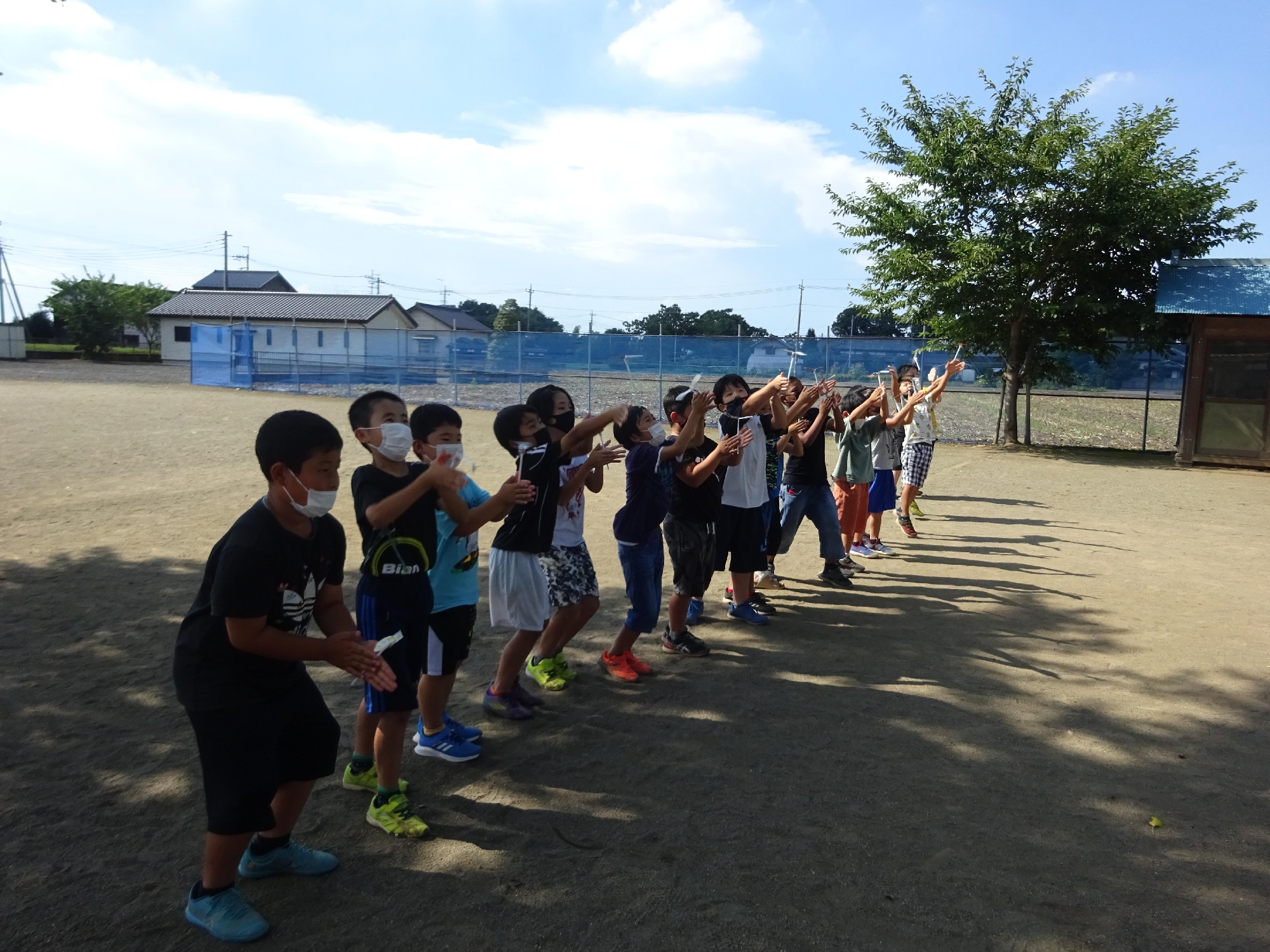 夏休みの様子(自作の工作物で遊ぶ)